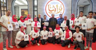 نيفين جامع تكرم أصحاب المشروعات من ذوى الهمم المشاركين فى معرض تراثنا 