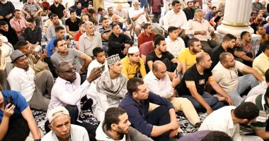 إقبال المصلين فى ختام الأسبوع الدعوى بمسجد الإمام الحسين.. صور