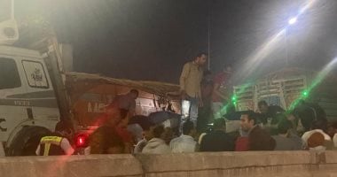صور.. سيارة نقل تصطدم بعدد من السيارات أعلى الطريق الدائرى قرب منزل الرماية