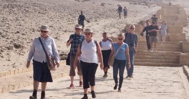 وفد سياحى من ألمانيا وإنجلترا يزور منطقة بنى حسن الأثرية فى المنيا.. صور