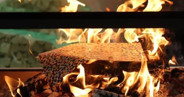 فنان بريطاني يحرق أعماله الفنية .. اعرف السبب 