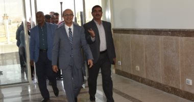 رئيس جامعة أسيوط يشيد بالحضور الطلابى الكثيف خلال جولته التفقدية بالجامعة الأهلية