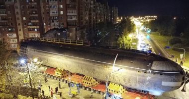أول غواصة نووية سوفيتية تجوب شوارع روسيا قبل وضعها فى متحف