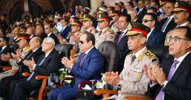 الرئيس السيسي يشاهد فيلما تسجيليا بعنوان "قادة فى وجدان الأمة"