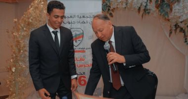 رئيس نادي قضاة جنوب سيناء يكرم موظفي النادى عن جهودهم السابقة