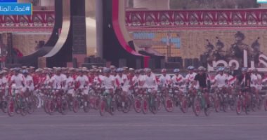 طلبة الكليات العسكرية يستعرضون مهاراتهم بالدراجات الهوائية