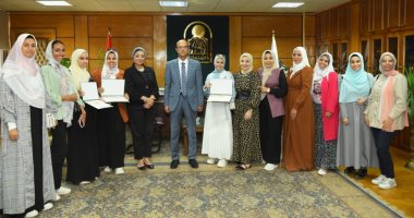 رئيس جامعة أسيوط يلتقى بـ11 معيدة  من المعينين حديثًا