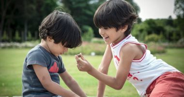أخلاقنا الجميلة.. كيف تعود طفلك على التعامل مع زميله المتوحد في المدرسة؟