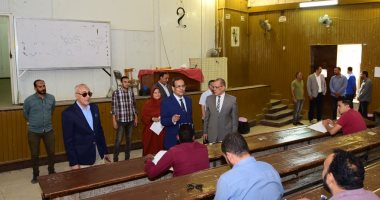 رئيس جامعة سوهاج يتفقد اختبارات المتقدمين للالتحاق ببرامج التعليم المدمج