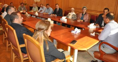 رئيس جامعة حلوان يبحث آليات وخطوات جذب الطلاب الوافدين