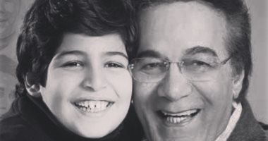 حفيد محمود ياسين يشارك صورة بالأبيض والأسود مع جده فى ذكرى وفاته