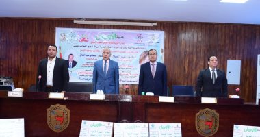 جامعة سوهاج توزع 13 جهاز لاب توب على ذوي الإعاقة البصرية وتكرم 50 طالباً.. صور وفيديو