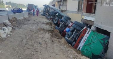 انقلاب سيارة نقل ثقيل بطريق بنها المنصورة بقرية جمجرة بسبب السرعة الزائدة