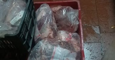 ضبط 385 كيلو مواد غذائية فاسدة داخل باخرة نيلية وهايبر بأسوان.. صور