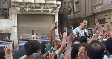 وصول مصطفى كامل نقابة الموسيقيين وسط زحام شديد لاستقباله