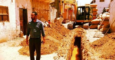 حياة كريمة بأسوان.. إقامة محطات مياه وصرف صحي و22 محطة معالجة.. صور