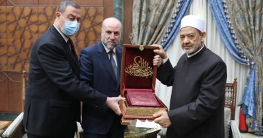 فلسطين تهدي شيخ الأزهر أول نسخة من مصحف المسجد الأقصى.. صور