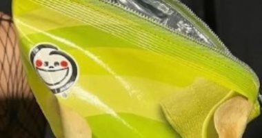 بعد كيس القمامة.. Balenciaga تطلق حقائب على شكل أكياس المقرمشات بـ1500 دولار