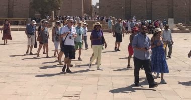 صورة اليوم.. إقبال سياحي كبير على معابد الكرنك مع أولى نسمات الموسم الشتوى