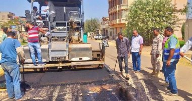 "حياة كريمة" وضع طبقة الرصف النهائية لطريق النجار في شما بالمنوفية