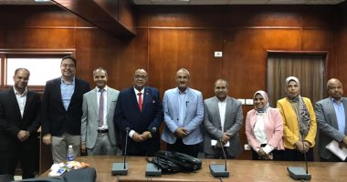 رئيس جامعة الأقصر يتابع عمل لجنة الاستماع للمتقدمين لوظائف التدريس بكلية الطب