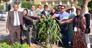 الأقصر تشارك بقوة فى التوعية الشاملة بخطورة التغيرات المناخية قبل الحدث العالمى المنتظر COP27 بشرم الشيخ.. المحافظ: زراعة 1300 شجرة مثمرة بقرى حياة كريمة بمراكز إسنا وأرمنت.. مسئولون وأطفال يشاركون الحدث.. صور