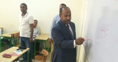 مدير إدارة دراو يتابع انتظام العملية التعليمية بمدارس غرب النيل فى أسوان
