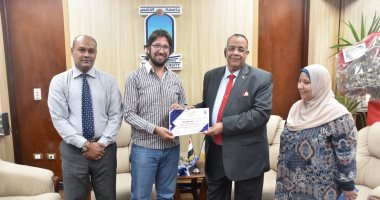رئيس جامعة الأقصر يُكرم الطلاب الفائزين بالمراكز الأولى بمسابقة البحوث الاجتماعية.. صور