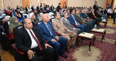 محافظ ورئيس جامعة الفيوم يناقشان دور الفيزياء فى التغيرات المناخية.. صور