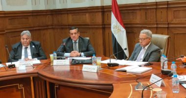 التنمية المحلية ترفع شعار بيئة نظيفة.. شراء أكثر من 9 آلاف معدة بـ12 مليار جنيه لمنظومة المخلفات.. و2.9 مليار لنظافة الشوارع سنويا.. و2 مليار لتطهير الترع والمصارف.. و110 أتوبيسات كهربائية تشارك فى مؤتمر المناخ