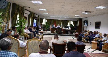 محافظ جنوب سيناء يناقش خطط توفير المياه بشرم الشيخ ضمن استعدادات قمة المناخ