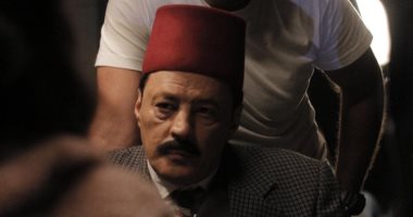 شاهد عمرو عبد الجليل فى شخصية نجيب الريحانى بـ"الضاحك الباكى" قبل عرضه 