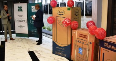 محافظ أسوان يسلم قسائم 81 جهازا منزليا لـ8 جمعيات لتوزيعها على المحتاجين