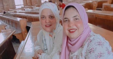 صورة اليوم .. أم ونجلتها زملاء داخل مدرج كلية التجارة جامعة بنى سويف