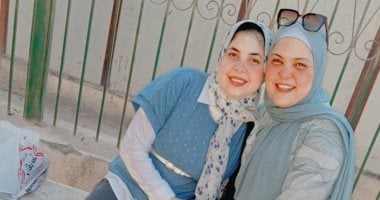طالبة جامعية تحتفل بالتحاق والدتها بكلية تجارة بنى سويف