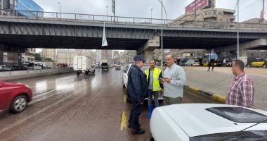رئيس الصرف الصحى بالإسكندرية يتفقد محور المحمودية للتعامل مع الأمطار.. صور
