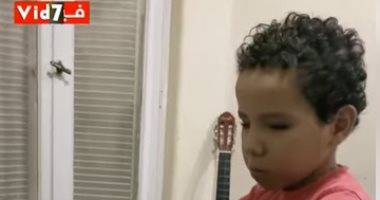 حكاية عمر.. "الطفل المعجزة" موهبة فريدة وصوت جميل يتحدى الظلام بالموسيقى