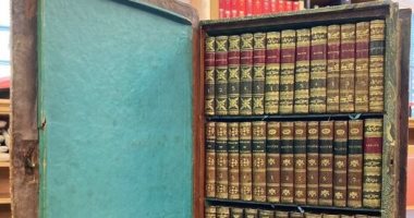 جامعة كامبريدج تقتنى مكتبة متنقلة مصغرة من القرن التاسع عشر.. اعرف الحكاية