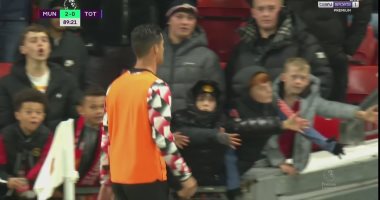 رونالدو يغادر ملعب مانشستر يونايتد ضد توتنهام غاضبا بعد غيابه عن المشاركة