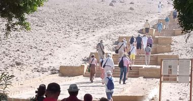 وفد سياحى متعدد الجنسيات يزور المناطق الأثرية بالمنيا
