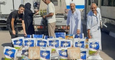 سيارات تجوب شوارع بورسعيد لبيع السلع الغذائية بأسعار مخفضة.. صور