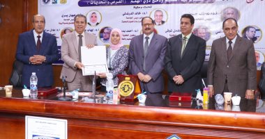 تكريم الطلاب ذوى الهمم وأولياء أمورهم فى كلية تربية نوعية بجامعة الزقازيق.. صور