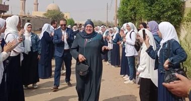 طلاب مدرسة ببنى سويف ينظمون ممرا شرفيا بطول 500 متر تكريما للمديرة