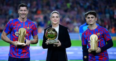 برشلونة ضد فياريال.. ثلاثي الكرة الذهبية يحتفلون قبل انطلاق المباراة