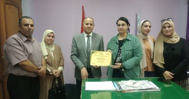 وكيل تعليم كفر الشيخ يكرم طالبة موهوبة فى الرسم لفوزها على مستوى الجمهورية