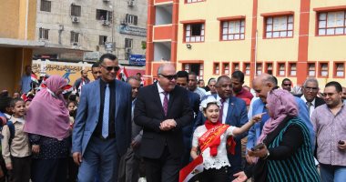 محافظ قنا يحضر طابور الصباح مع طلاب مدرسة نجع حمادى الابتدائية.. صور
