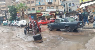 أحياء الإسكندرية تشن حملات لرفع وتصريف مياه الأمطار .. صور