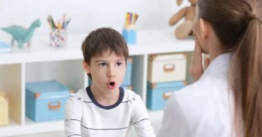 اليوم العالمى للتوعية بالتلعثم.. كيف تساعد طفلك على مواجهة هذه المشكلة؟