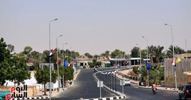 مدينة أبوسمبل فى أبهى صورها قبل ساعات من تعامد الشمس.. محافظ أسوان يتابع وضع اللمسات النهائية ويستقبل الوفود السياحية بالورود.. ومسرح السوق السياحي يستقبل عروضًا لـ10 فرق فنية.. صور