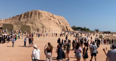رواج سياحى داخل معبد أبوسمبل قبل ظاهرة تعامد الشمس.. صور